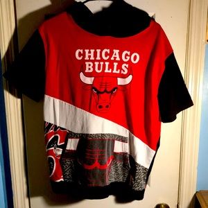Chicago bulls short sleeve hooded shirt, size small